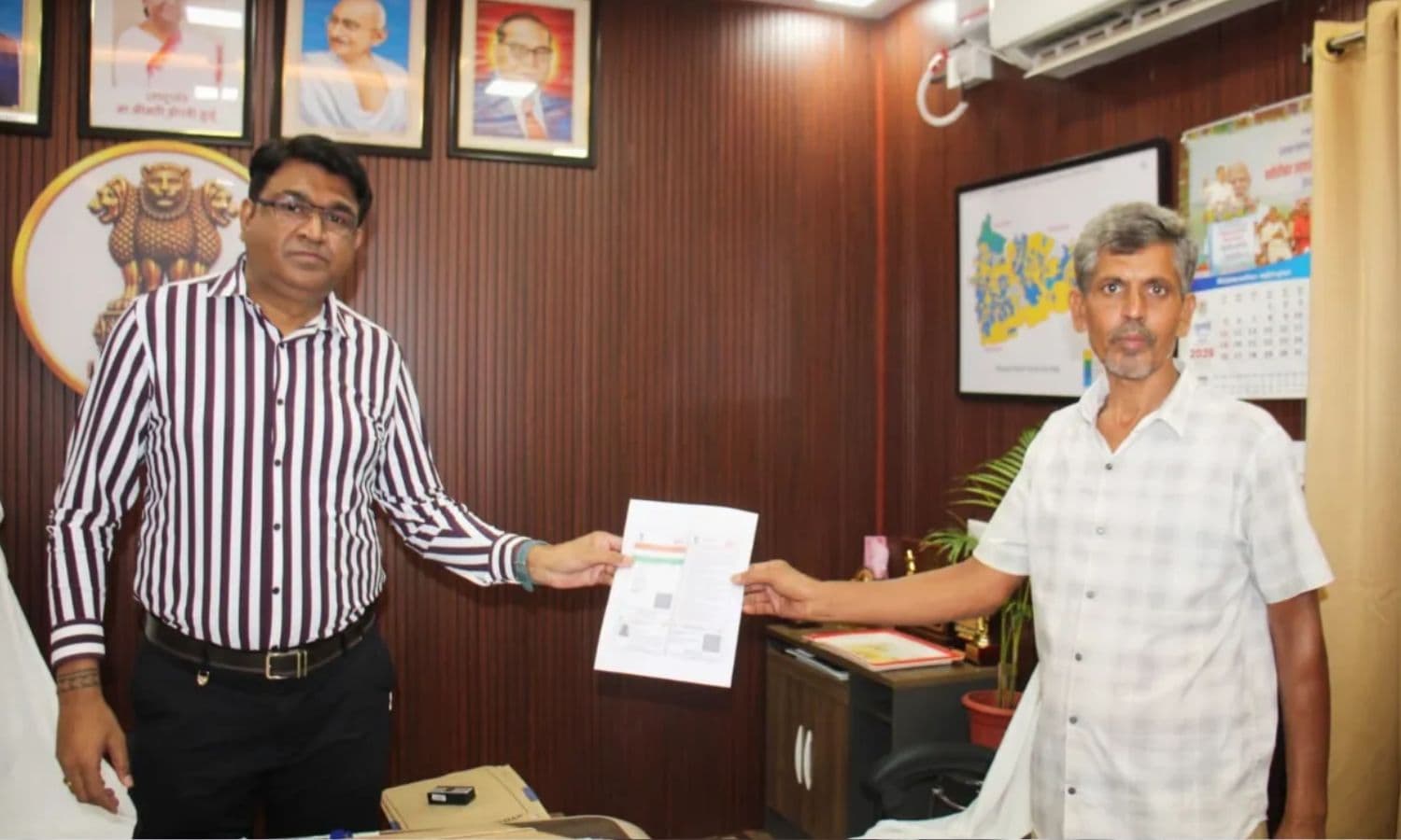 Mauganj Collector: 5 साल से आधार की गलती सुधारने भटक रहा था गोरेलाल, कलेक्टर ने 10 मिनट में कर दिया समाधान