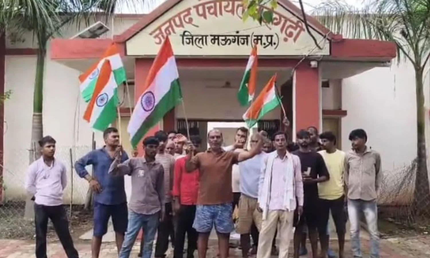 Mauganj Villagers Protest: मऊगंज में 10 लाख की सड़क सिर्फ कागजों में, अभी तक नहीं बना रोड; ग्रामीणों ने की भूख हड़ताल 