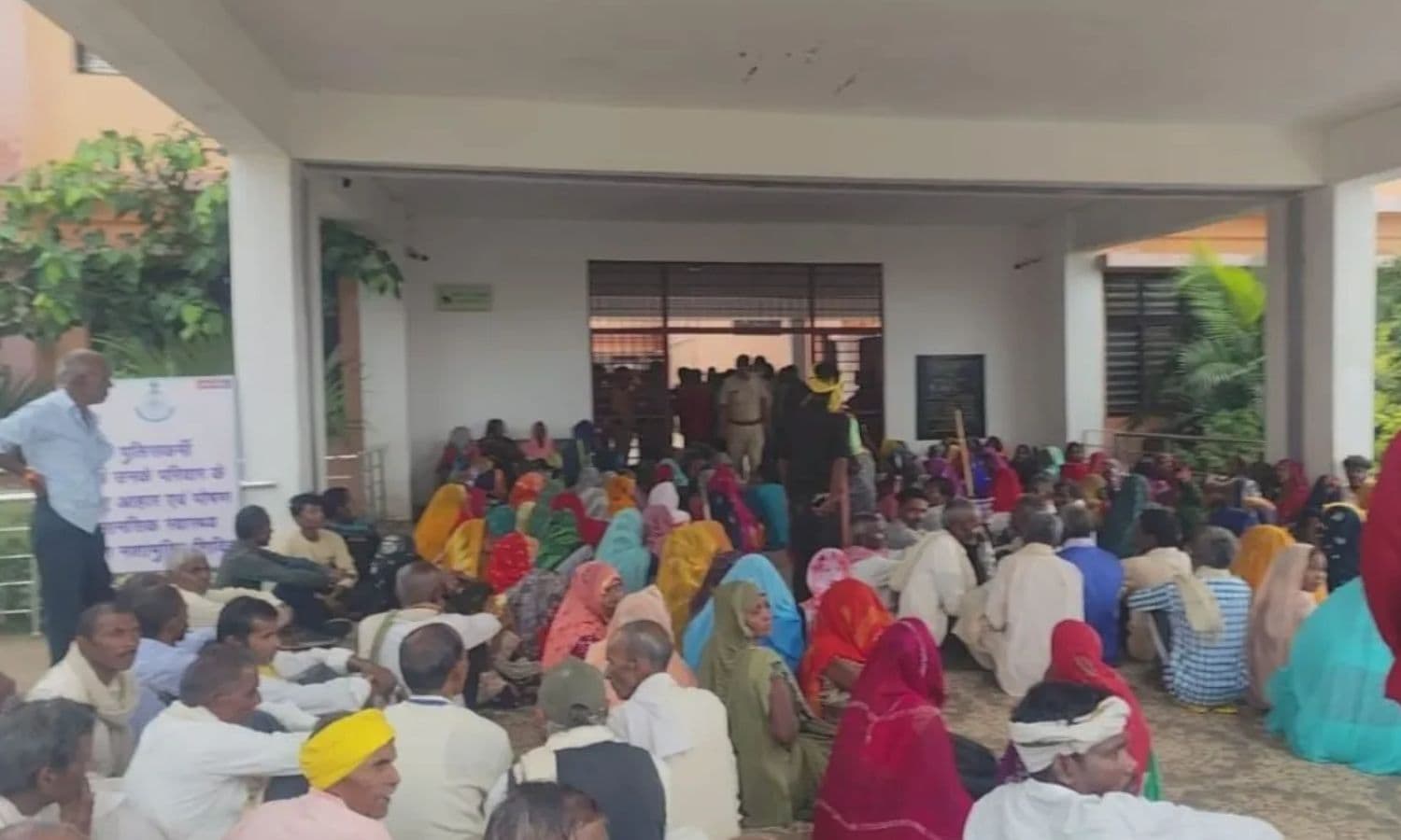 Mauganj Adivasi Protest: मऊगंज में बेघर आदिवासियों का फूटा गुस्सा, पुनर्वास की मांग को लेकर कलेक्ट्रेट गेट किया जाम