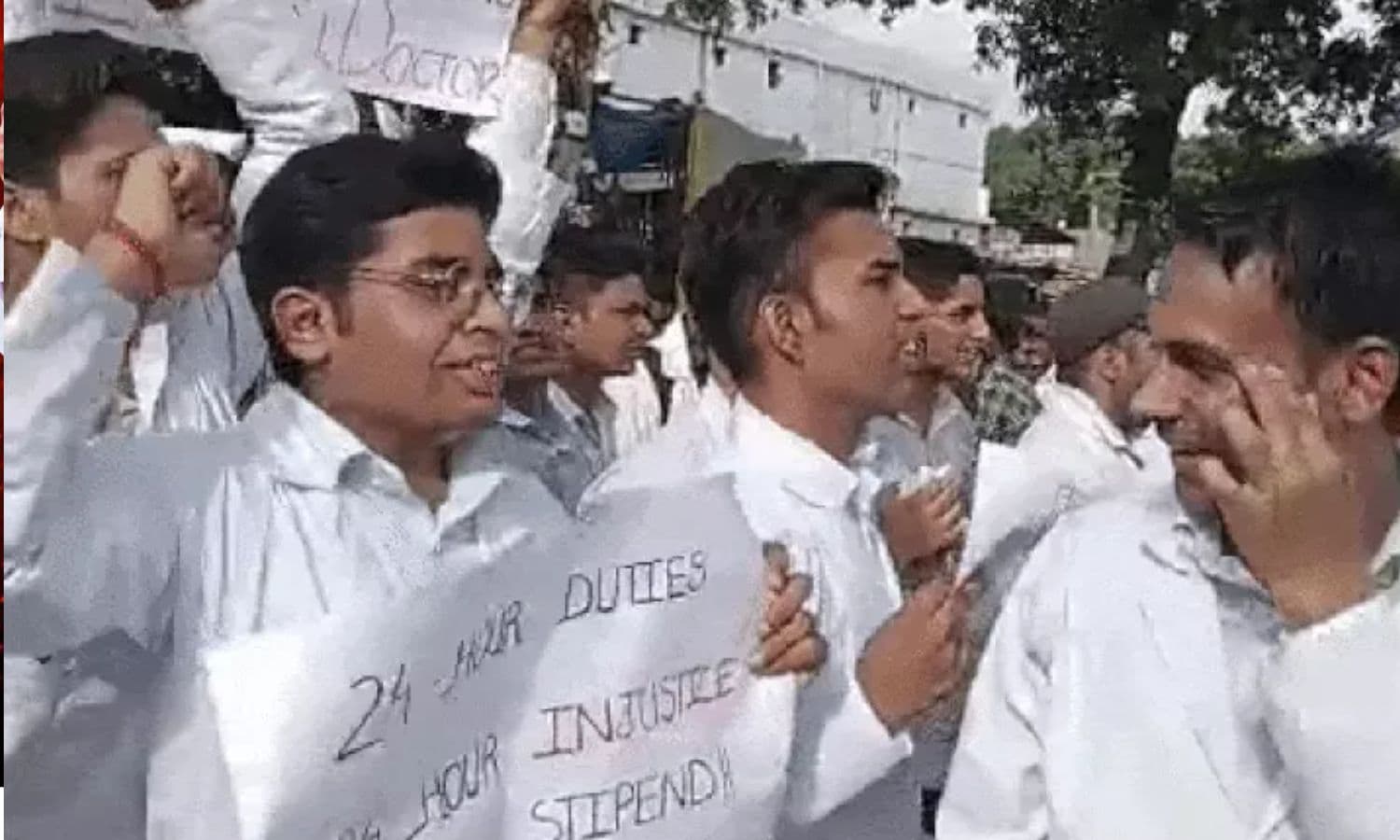 SSM Medical College Interns Protest: रीवा SSM मेडिकल कॉलेज में इंटर्न डॉक्टरों का प्रदर्शन, 30 हजार स्टाइपेंड और 'वन स्टाइपेंड' नीति की मांग