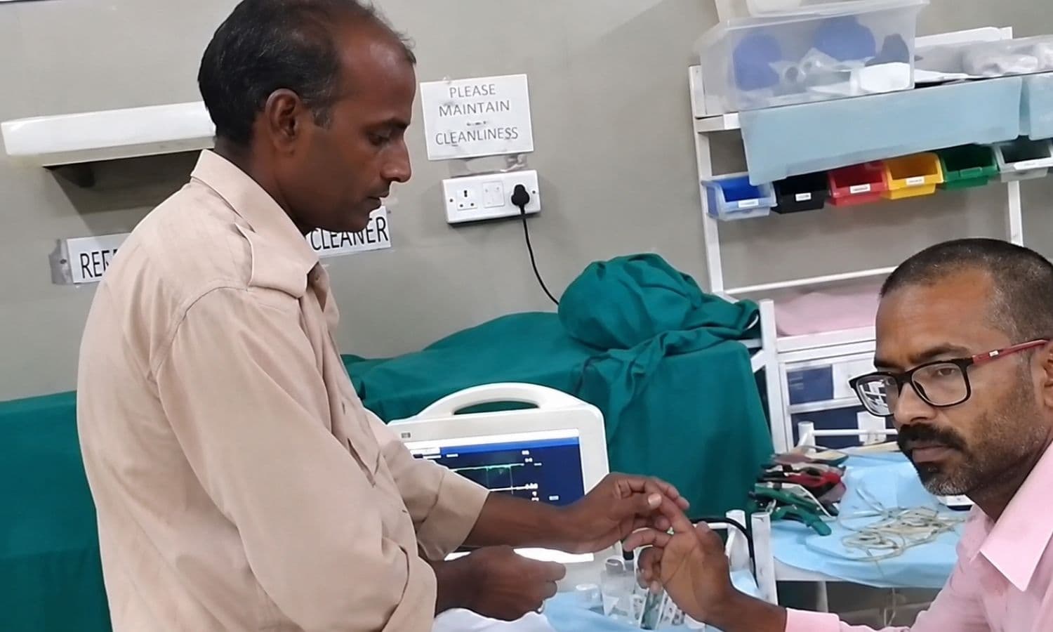 Singrauli District Hospital: सिंगरौली जिला अस्पताल में चरमराई स्वास्थ व्यवस्था, डॉक्टर की जगह गार्ड कर रहे जांच; VIDEO VIRAL 