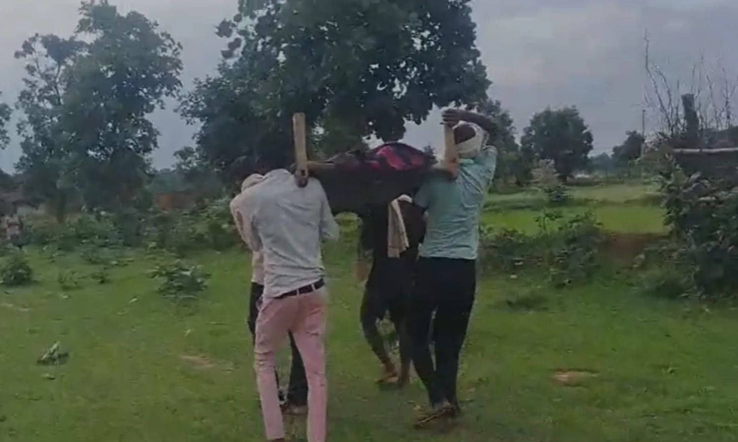 Singrauli News: सिंगरौली में शर्मसार करने वाली तस्वीर! बेटे के शव को खाट पर ढोने को मजबूर हुआ परिवार
