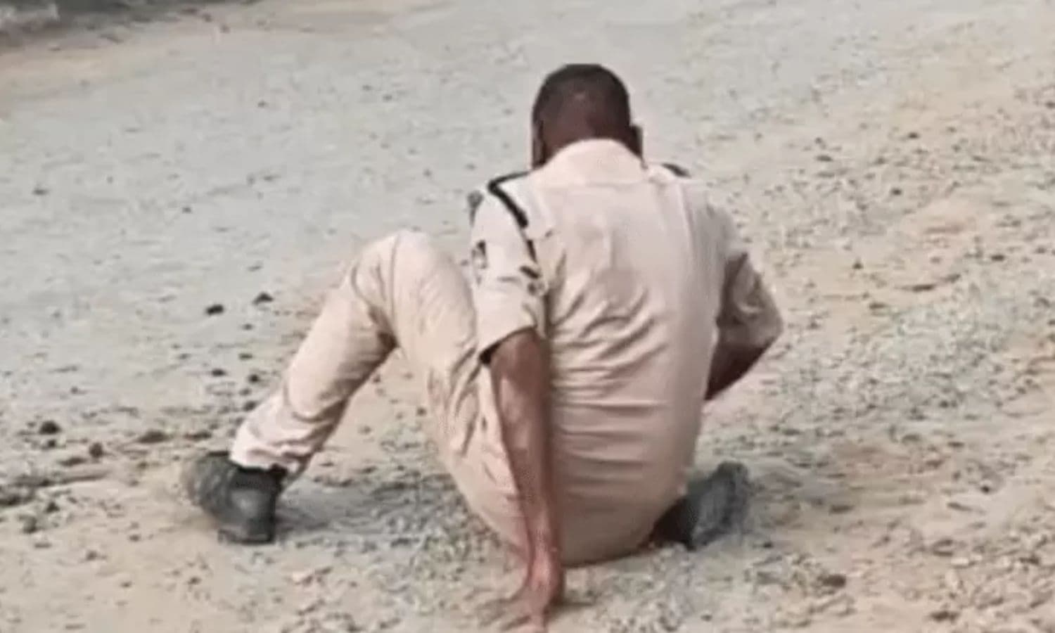 Rewa viral video: 'नशे से दूरी अभियान' के बीच शराब के नशे में दिखा वर्दीधारी आरक्षक? सीधी का वीडियो वायरल