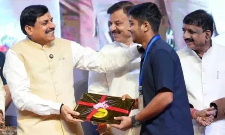 MP लैपटॉप योजना के 304 करोड़ के बजट का सच, 1.22 लाख छात्रों को 25-25 हजार का गणित